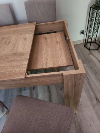 Mesa de comedor de madera