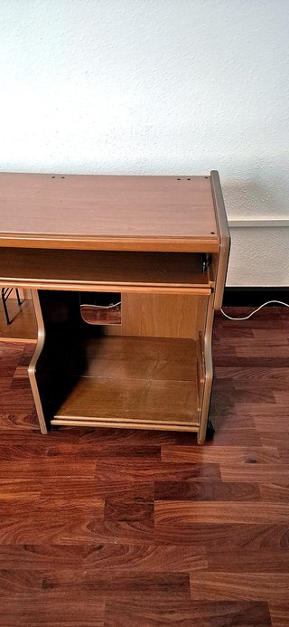 Tavolo da scrivania per computer con ruote