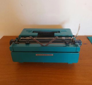 Antigua Máquina de escribir Olivetti Studio 45.