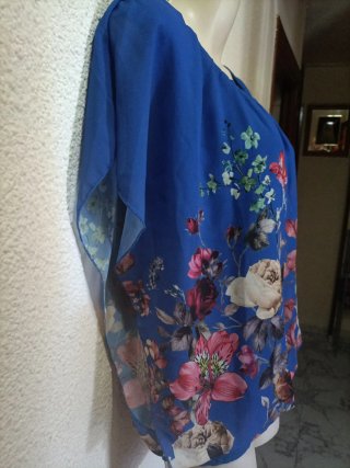 Blusa azul con estampado floral