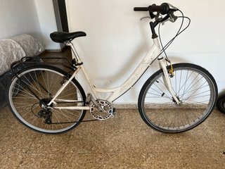 Bicicleta urbana blanca