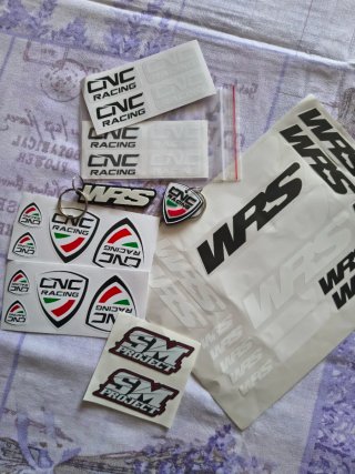 Set Adesivi e Portachiavi CNC Racing WRS