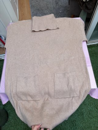 Vestido beige cuello alto con bolsillos