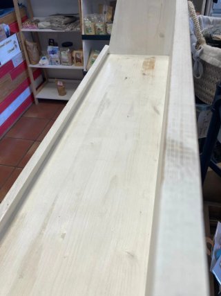Estanterías de madera con ruedas