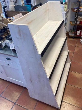 Estanterías de madera con ruedas