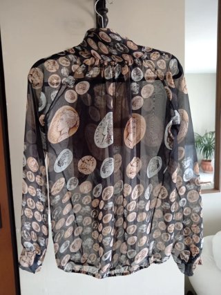 Blusa velata con stampa monete