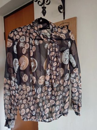 Blusa velata con stampa monete