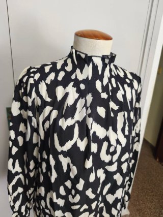 Blusa estampada cuello alto