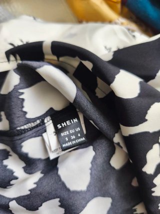 Blusa estampada cuello alto