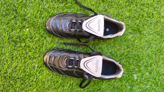 Botas de fútbol Kipsta negras y blancas
