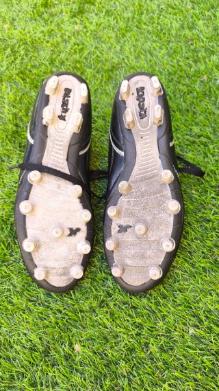 Botas de fútbol Kipsta negras y blancas