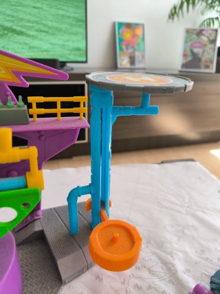 Laboratorio Superzings con dos muñecos.