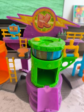 Laboratorio Superzings con dos muñecos.