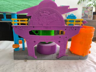 Laboratorio Superzings con dos muñecos.