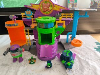 Laboratorio Superzings con dos muñecos.