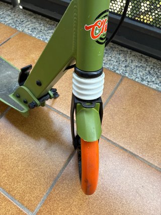 Patinete plegable verde y naranja