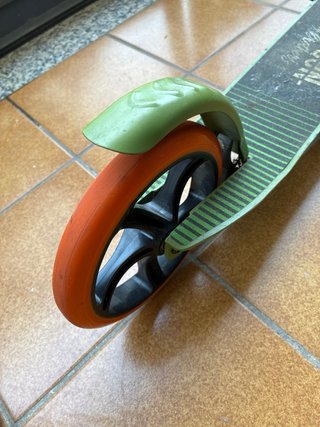 Patinete plegable verde y naranja