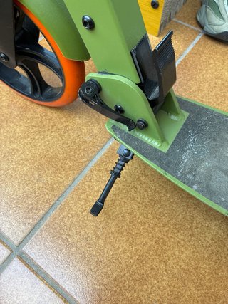 Patinete plegable verde y naranja