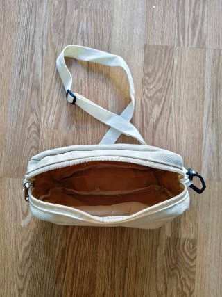 Bolso de tela beige con dibujo