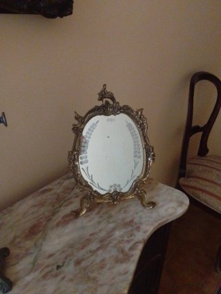 Espejo antiguo dorado con marco decorado