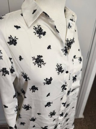 Blusa blanca con estampado floral negro