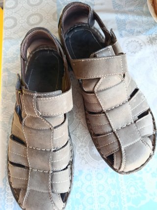 Sandalias de piel marrón claro para caballero
