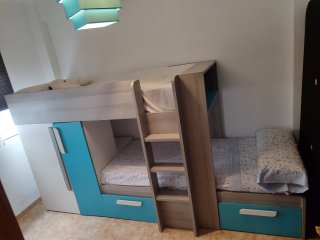 Cama tren juvenil con armario.