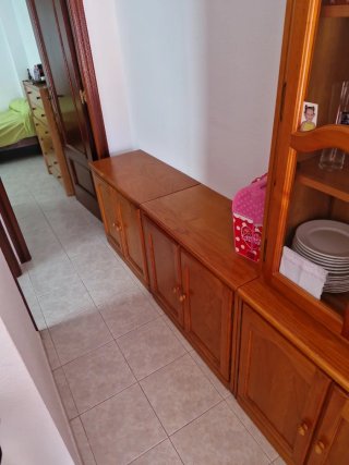 Mueble de madera con vitrina