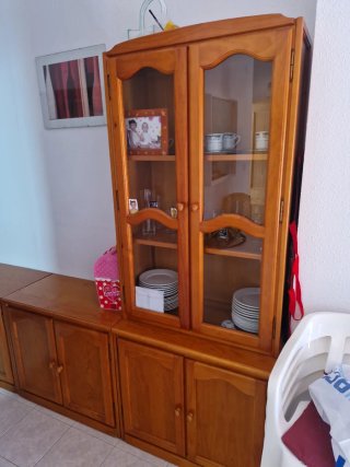 Mueble de madera con vitrina