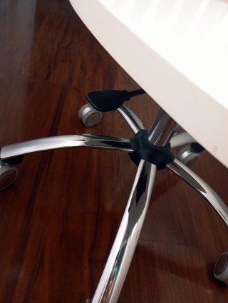 Silla giratoria de escritorio blanca con ruedas