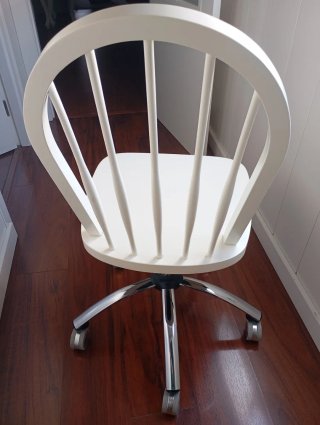 Silla giratoria de escritorio blanca con ruedas