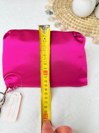 Neceser satinado fucsia Y2K con aro metálico