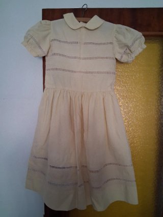 Vestido beige manga corta. A 10, 15 y 20 euros.