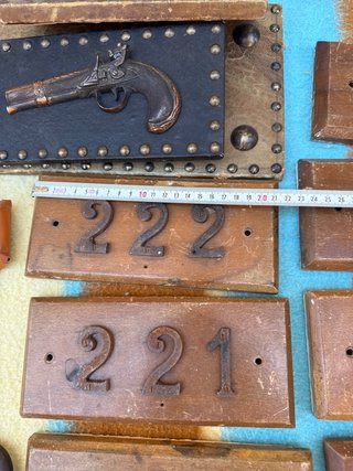 Placas antiguas de madera para hotel