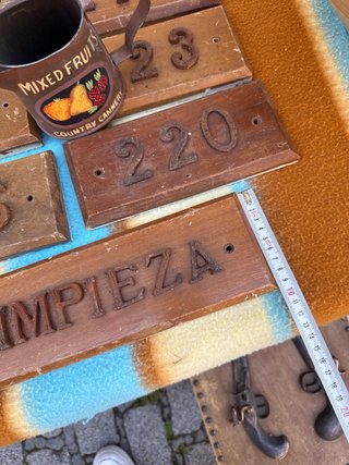 Placas antiguas de madera para hotel