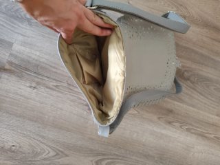 Bolso gris con diseño troquelado
