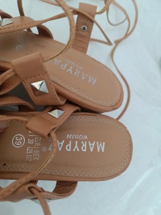 Sandalias Beige con Tiras y Tachuelas