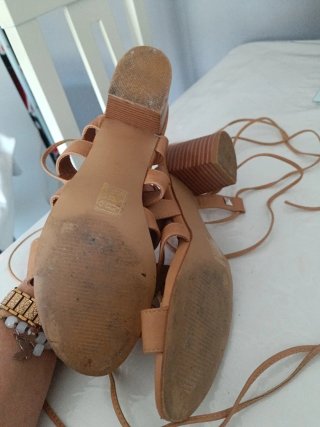 Sandalias Beige con Tiras y Tachuelas