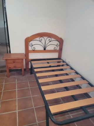 Cabecero, mesita y somier de madera