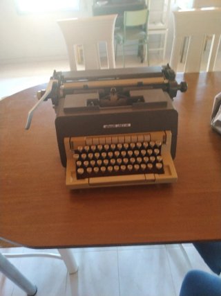 Máquina de escribir Olivetti Línea 98
