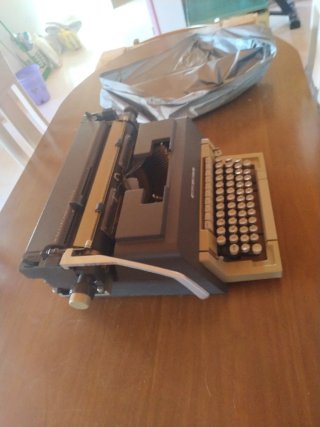 Máquina de escribir Olivetti Línea 98
