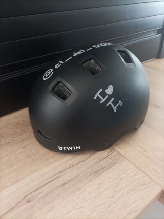 Juego de Casco Btwin Negro y rodilleras/coderas.