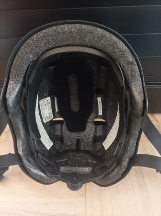 Juego de Casco Btwin Negro y rodilleras/coderas.