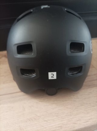 Juego de Casco Btwin Negro y rodilleras/coderas.