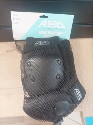 Juego de Casco Btwin Negro y rodilleras/coderas.