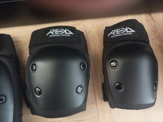 Juego de Casco Btwin Negro y rodilleras/coderas.