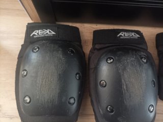 Juego de Casco Btwin Negro y rodilleras/coderas.