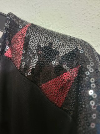 Mono negro con detalles rojos