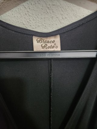 Mono negro con detalles rojos