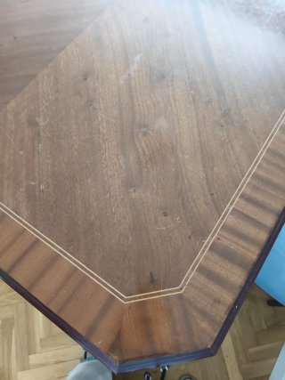 Mesa de comedor de madera.